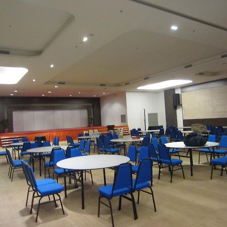 D Hotel Seri Iskandar Esterno foto